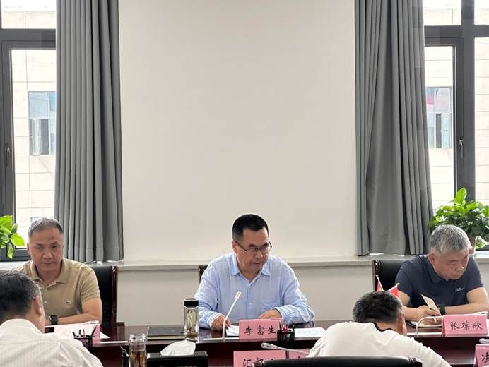 一群人坐在桌子前 AI 生成的内容可能不正确。